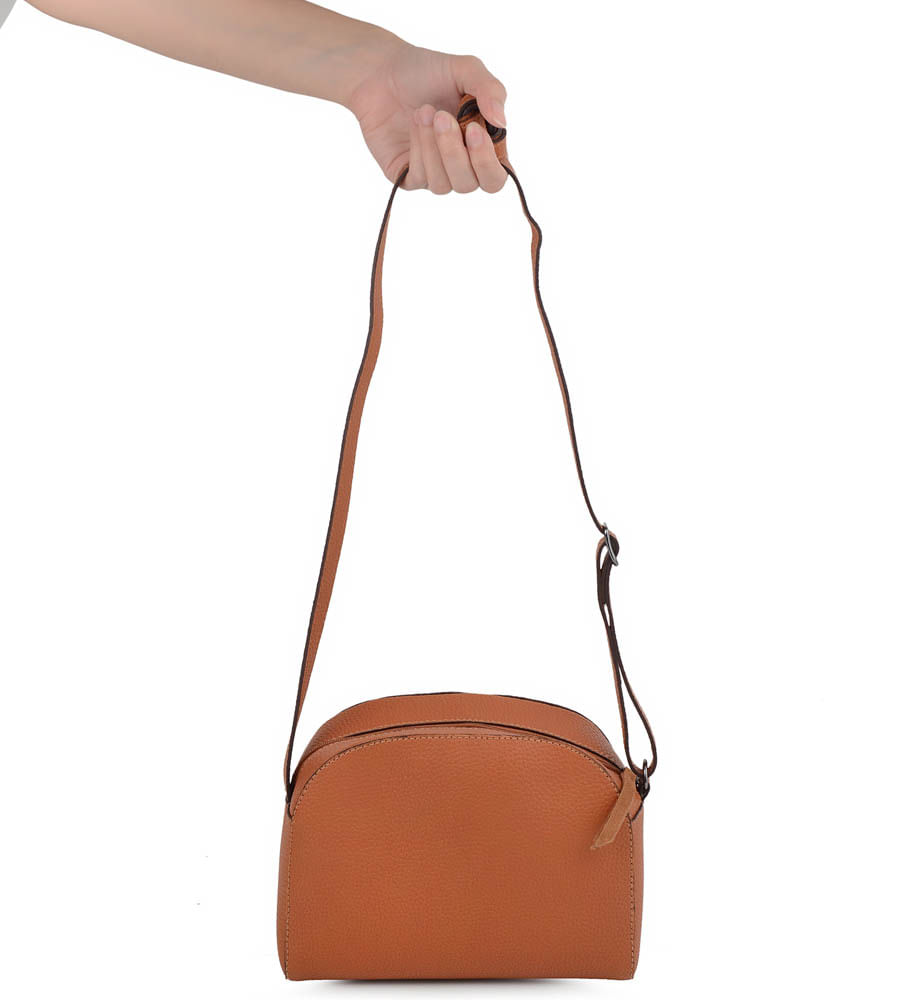 tan leather shoulder bolsa