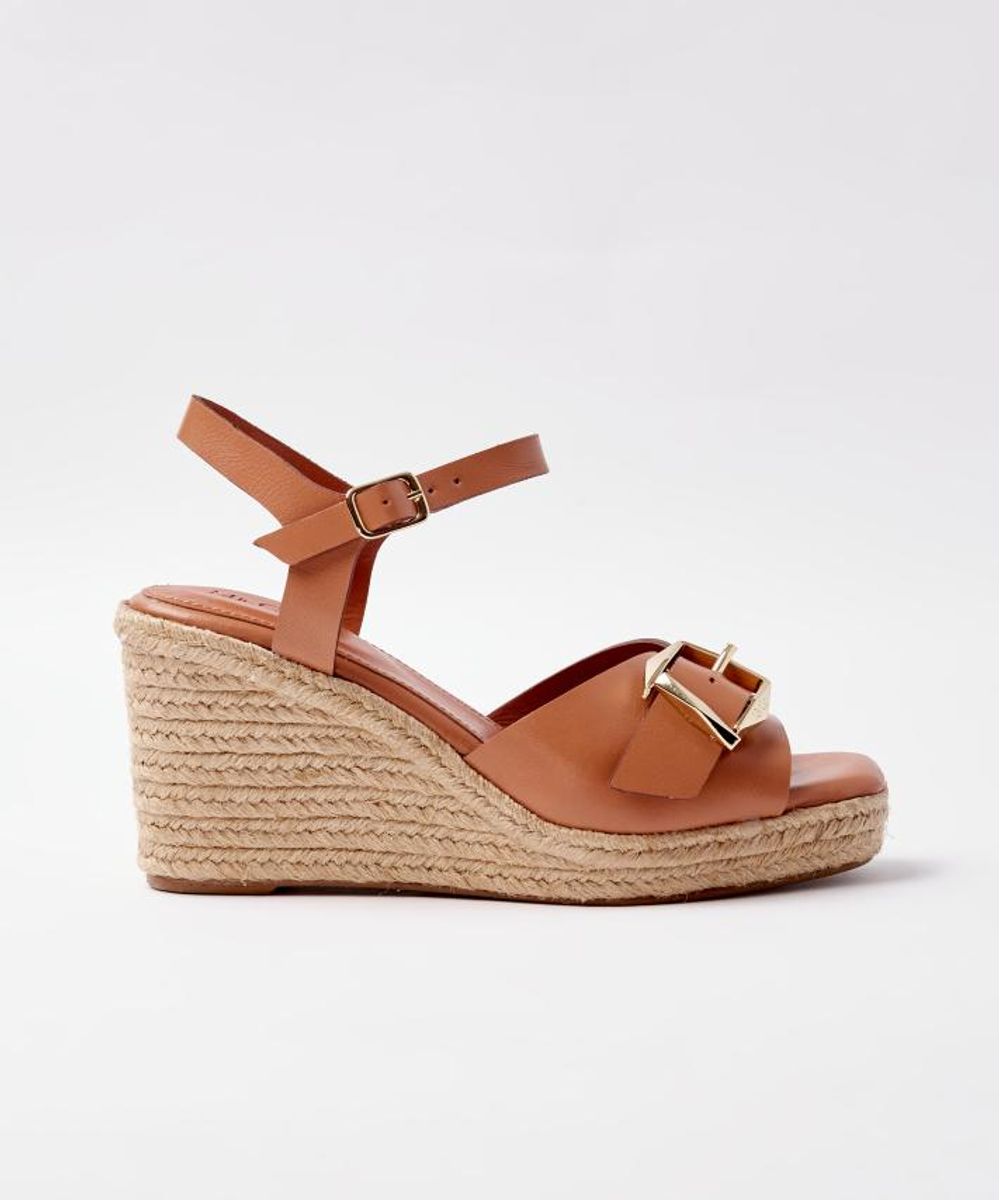 SANDALIA-ANABELA-TIRA-DETALHE-FIVELA---TAN-01