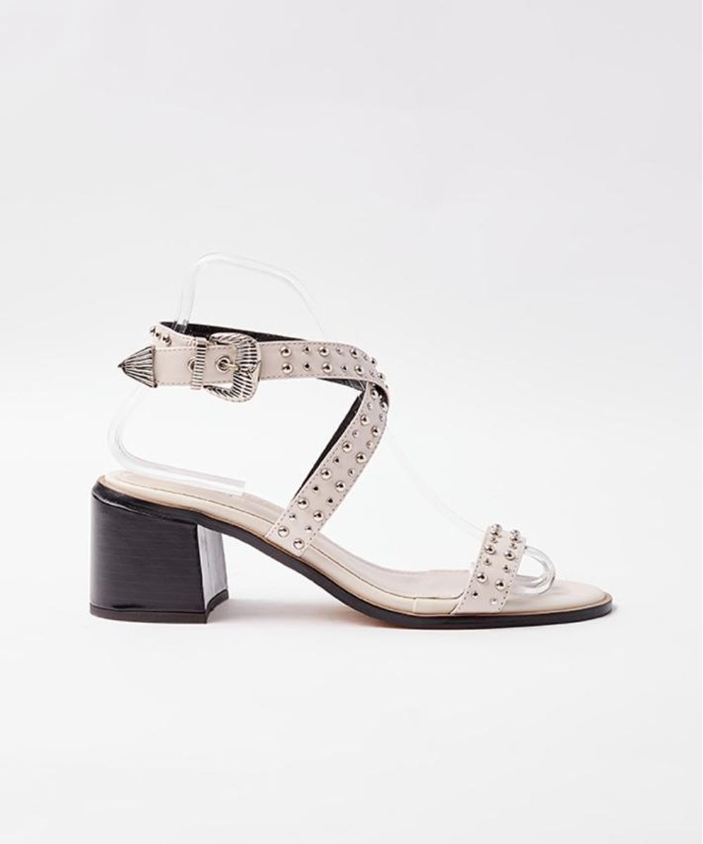 SANDALIA-SALTO-BAIXO-COURO-TACHAS---OFF-WHITE-01