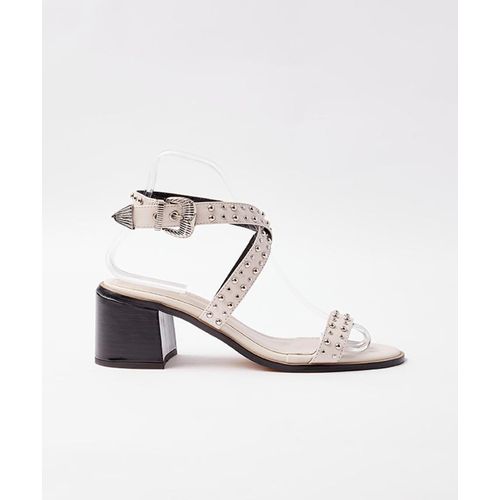 SANDALIA-SALTO-BAIXO-COURO-TACHAS---OFF-WHITE-01